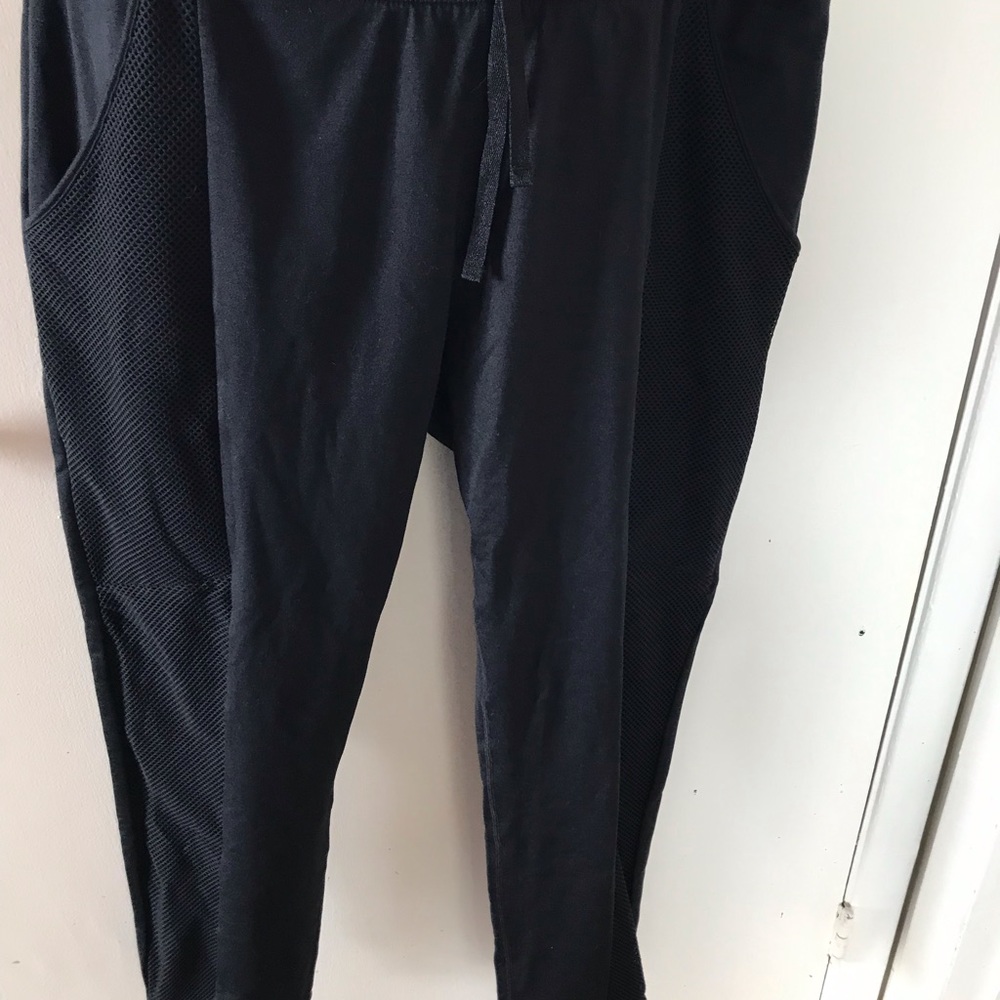 Fabletics sweat pants with pockets and mesh bottoms